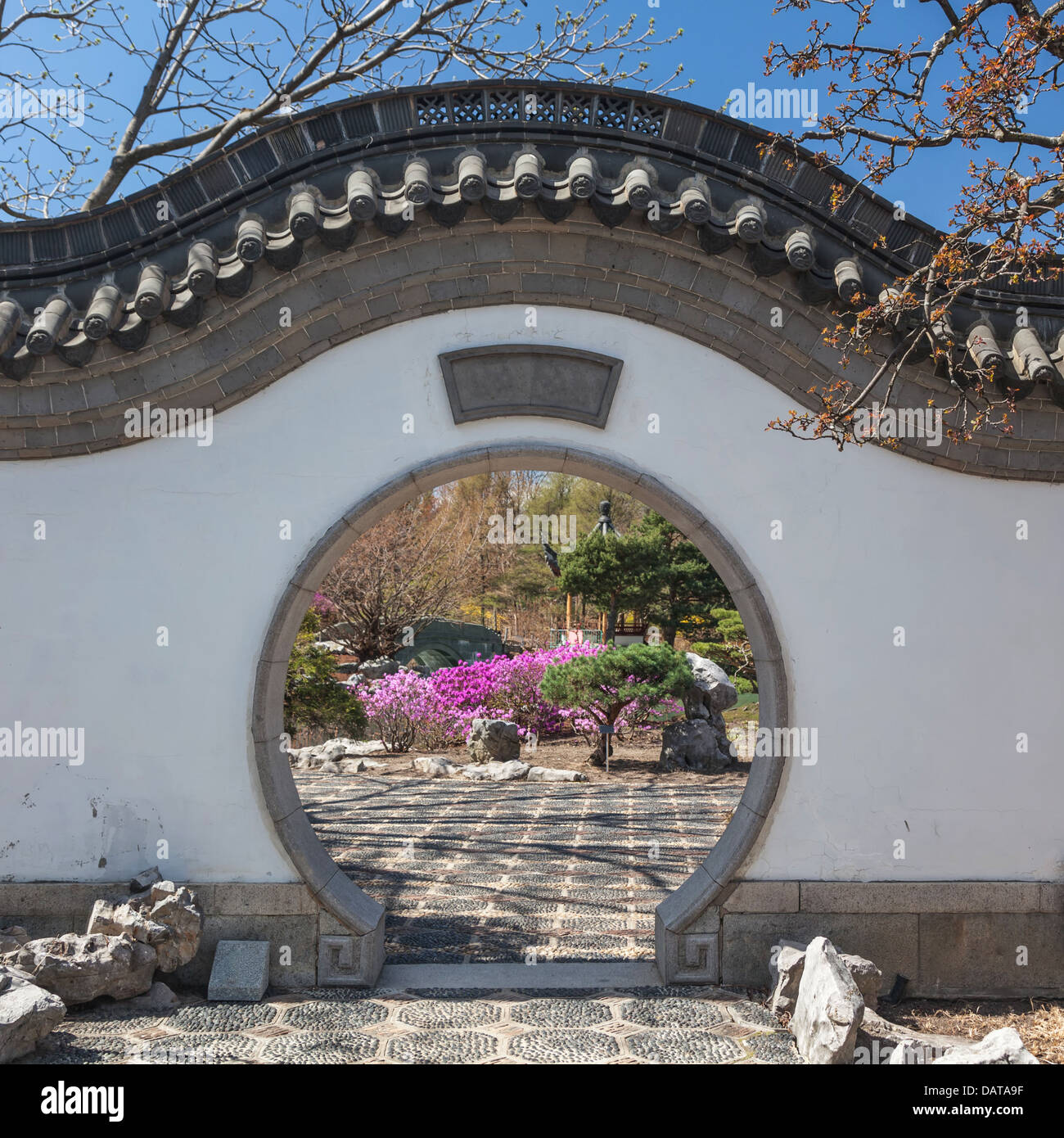 La lune porte dans le jardin chinois au Jardin botanique de Montréal. Banque D'Images