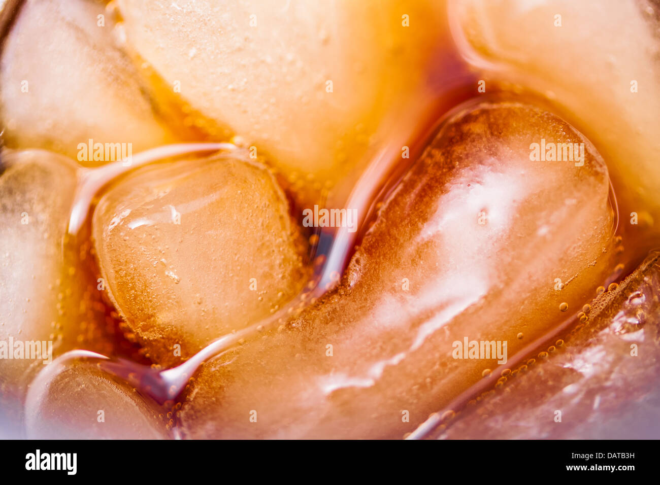 Avec des cubes de glace en verre de cola Banque D'Images