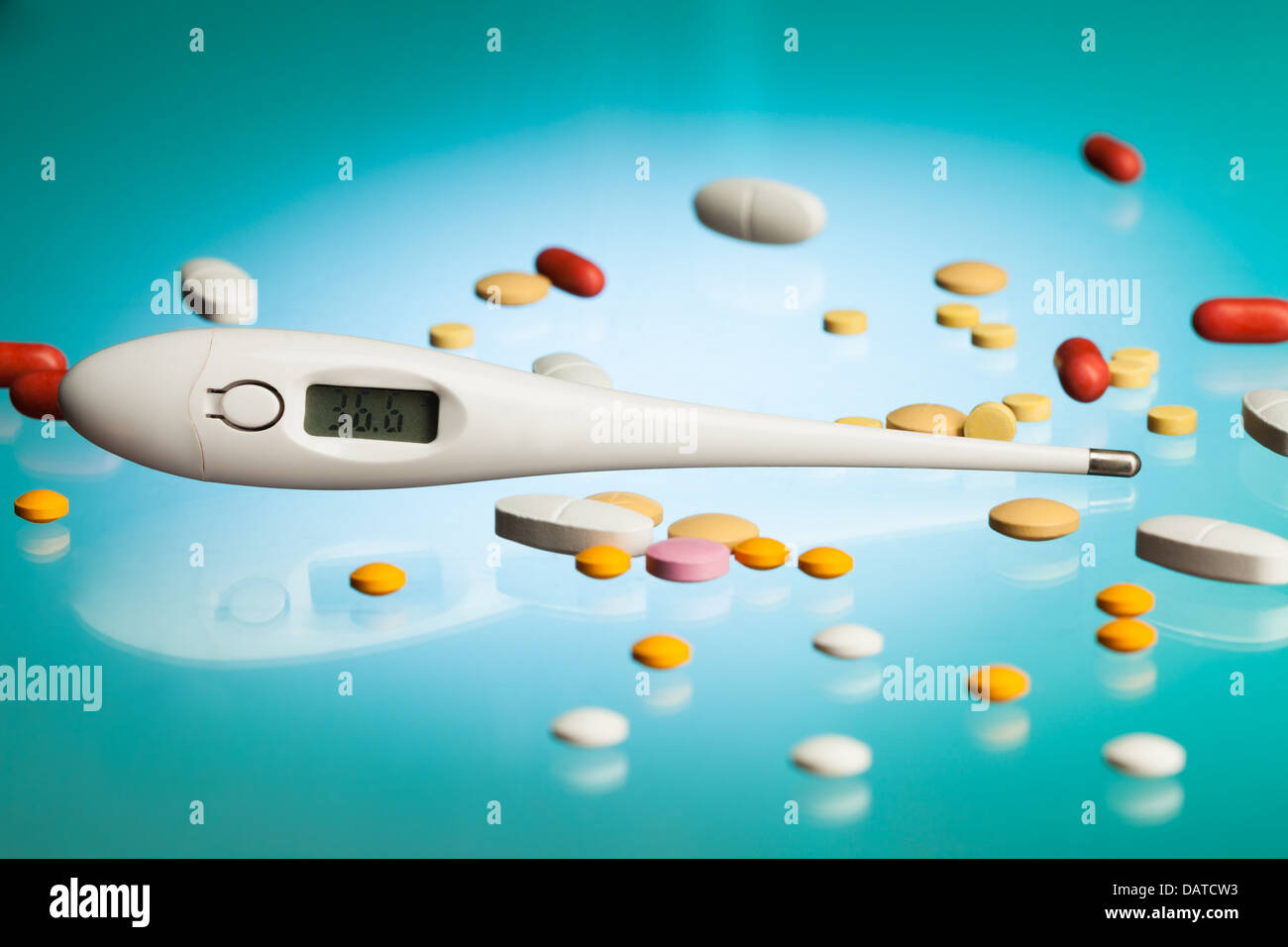 La température du thermomètre montrant des 36,6 degrés avec plusieurs médicaments, pilules et comprimés de différentes formes et forme sur bleu table lab Banque D'Images