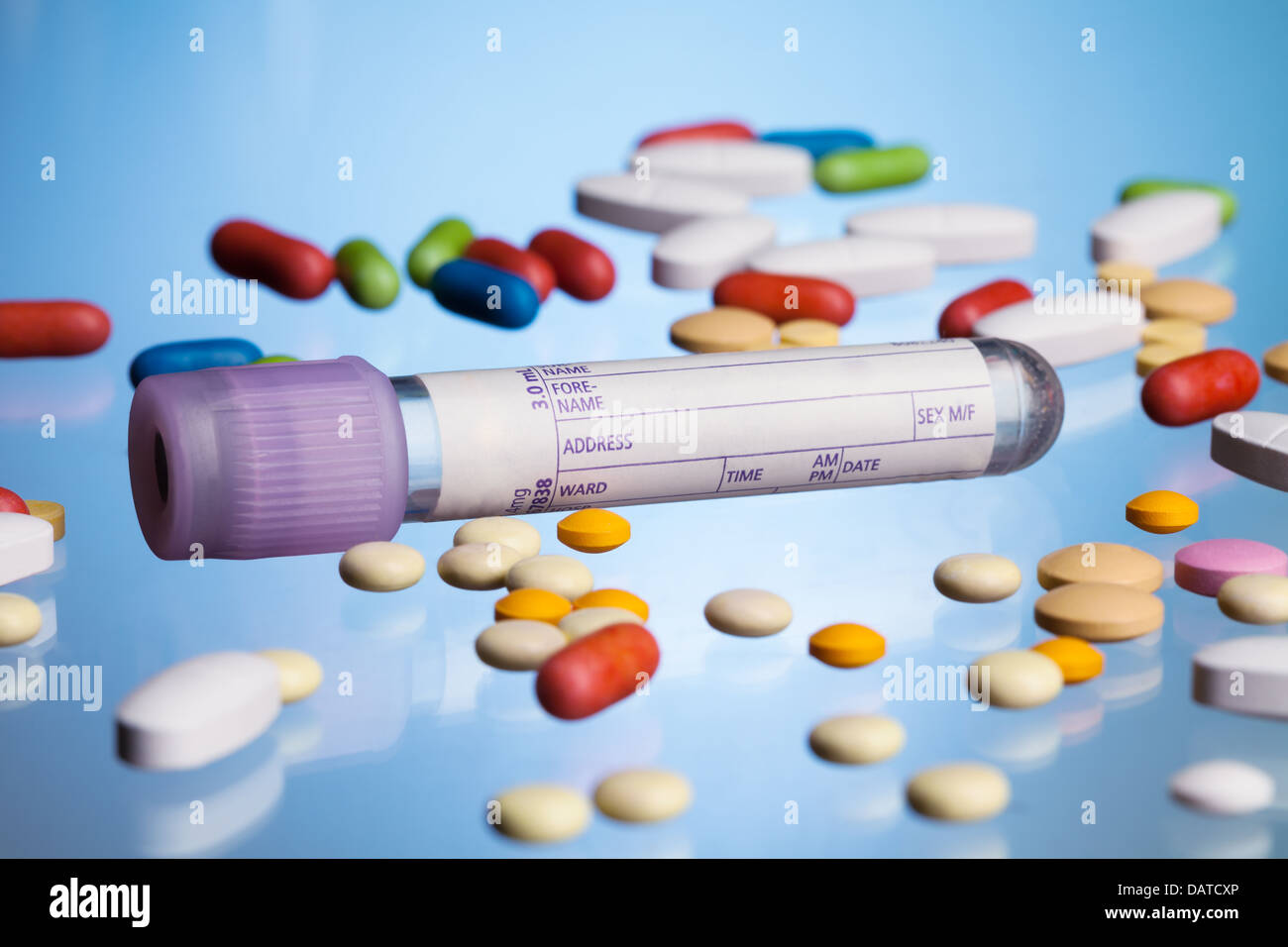 Tube échantillon de sang, de médicaments, de comprimés et comprimés, sur table bleu Banque D'Images