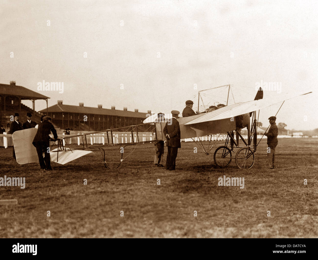 Doncaster Race Course Aviation Première réunion en octobre 1909 - Paul de Lesseps dans un monoplan Blériot Banque D'Images