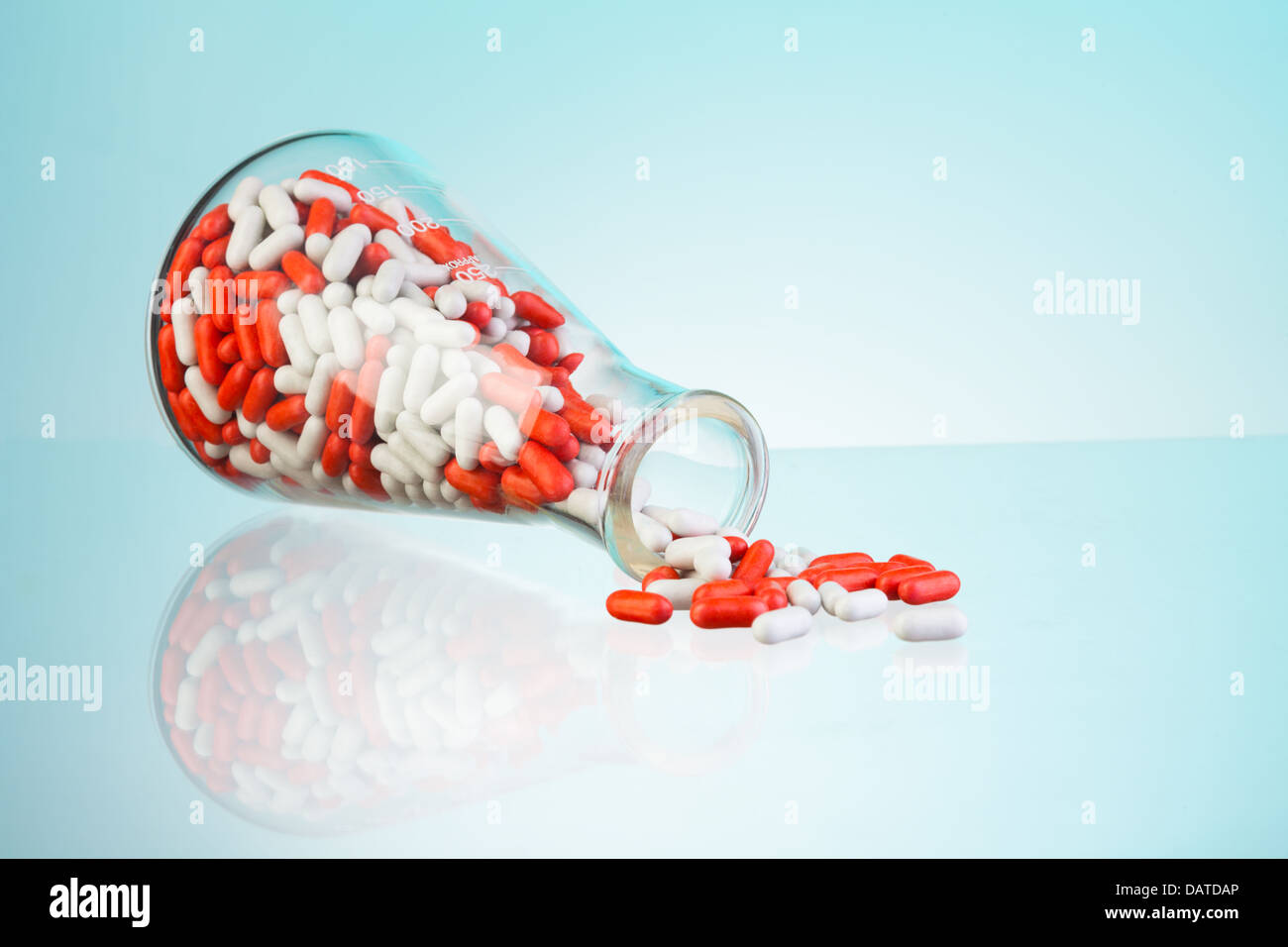 Médicaments pilules rouge et blanc déversés par fiole laboratoire scientifique Banque D'Images