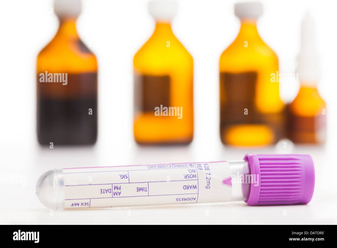 Tube échantillon de sang et les bocaux avec du mélange et d'autres médicaments en bouteilles sur le contexte Banque D'Images