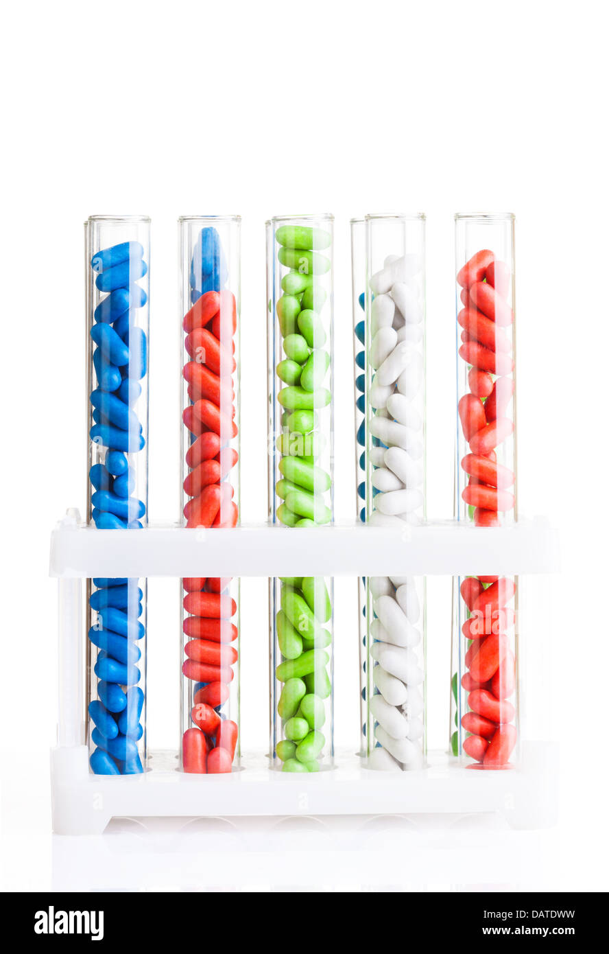Couleur différentes drogues dans les tubes à essai en laboratoire, isolated on white Banque D'Images