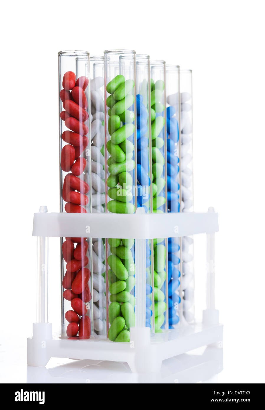 Couleur différentes drogues dans les tubes à essai en laboratoire, isolated on white Banque D'Images