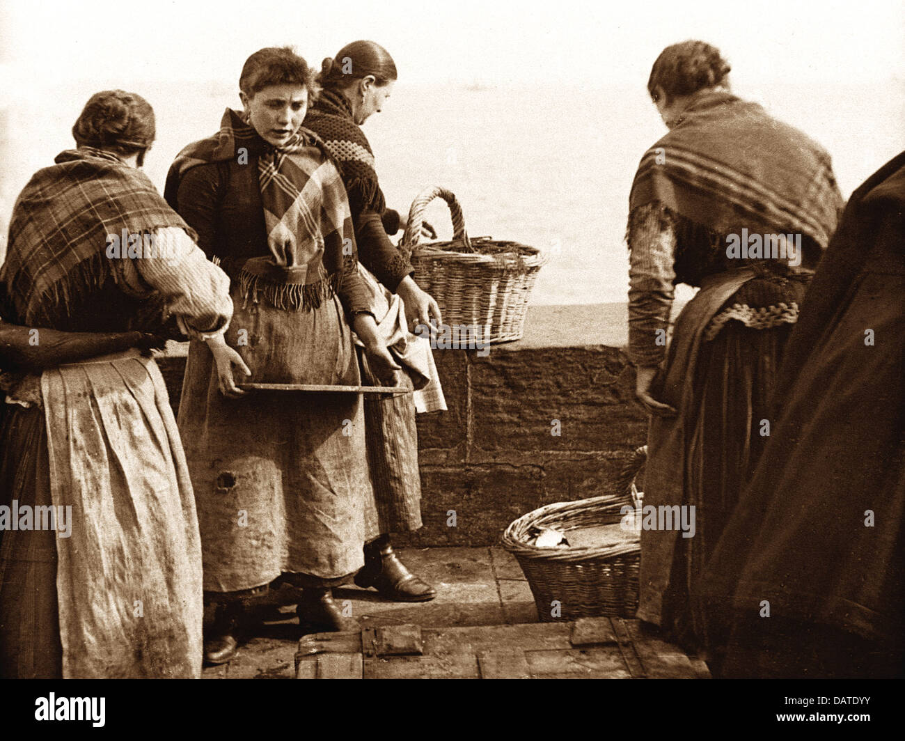 Au début des années 1900 Fishwives Newhaven Banque D'Images