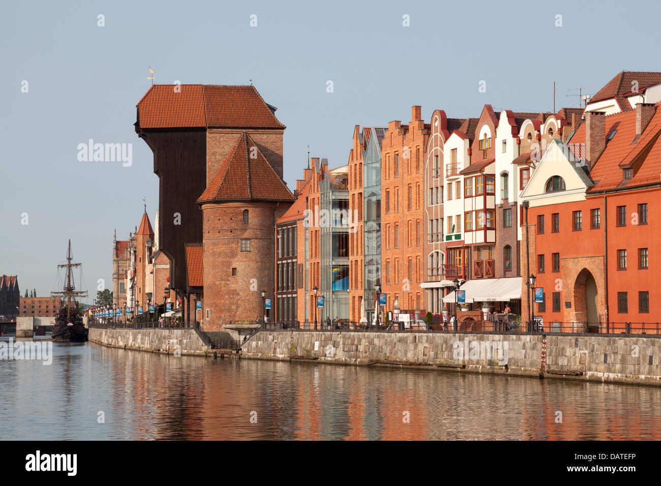 La grue du port médiéval sur la rivière Motlawa à Gdansk, Pologne Banque D'Images