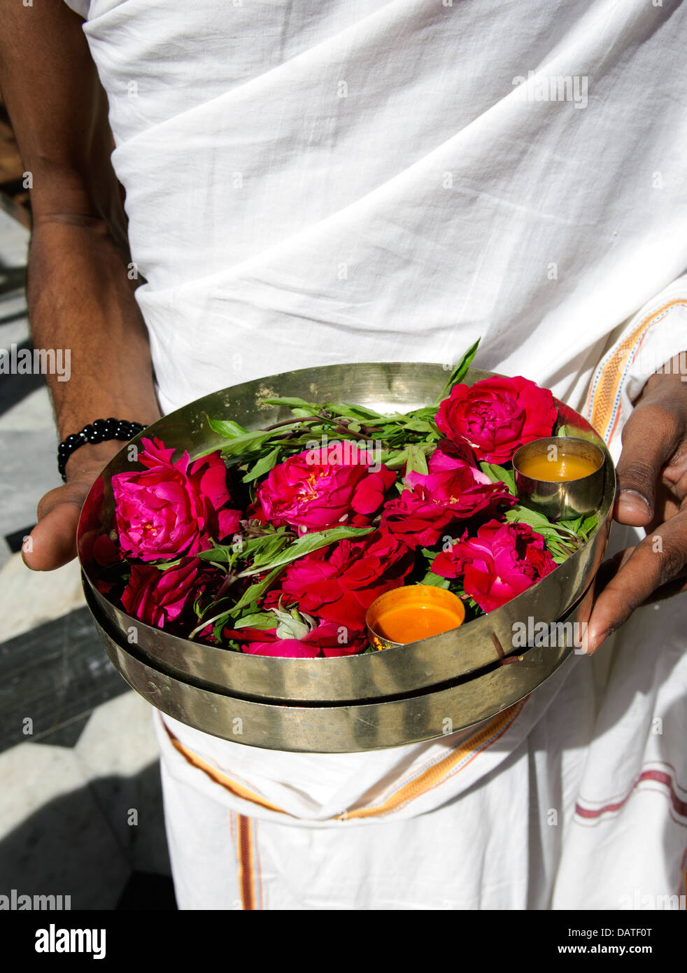 Tenant une assiette de fleurs dans le temple de Jain de shatrunjaya, Inde Banque D'Images