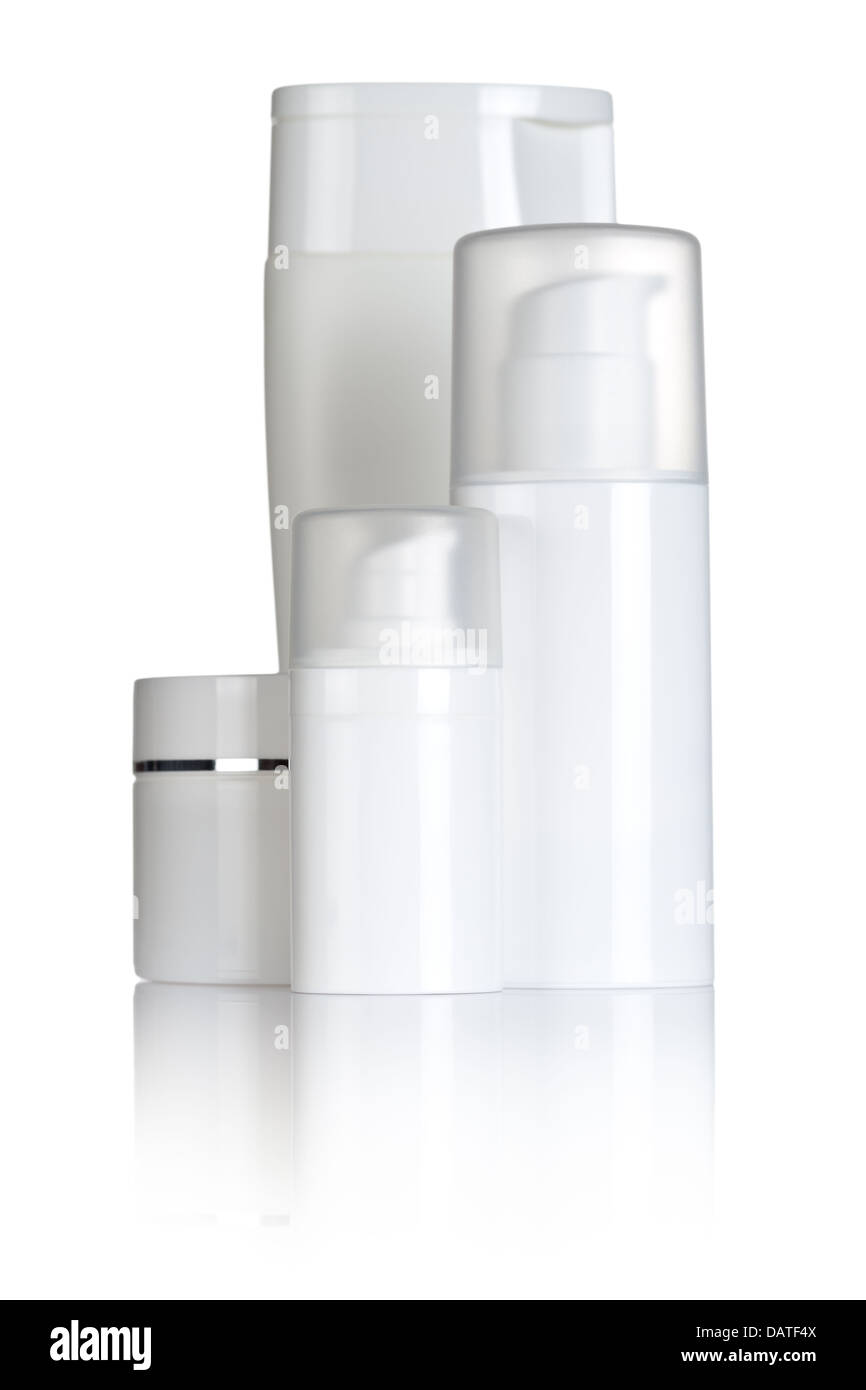 Flacons cosmétiques sur fond blanc. Produits de santé et de beauté Banque D'Images