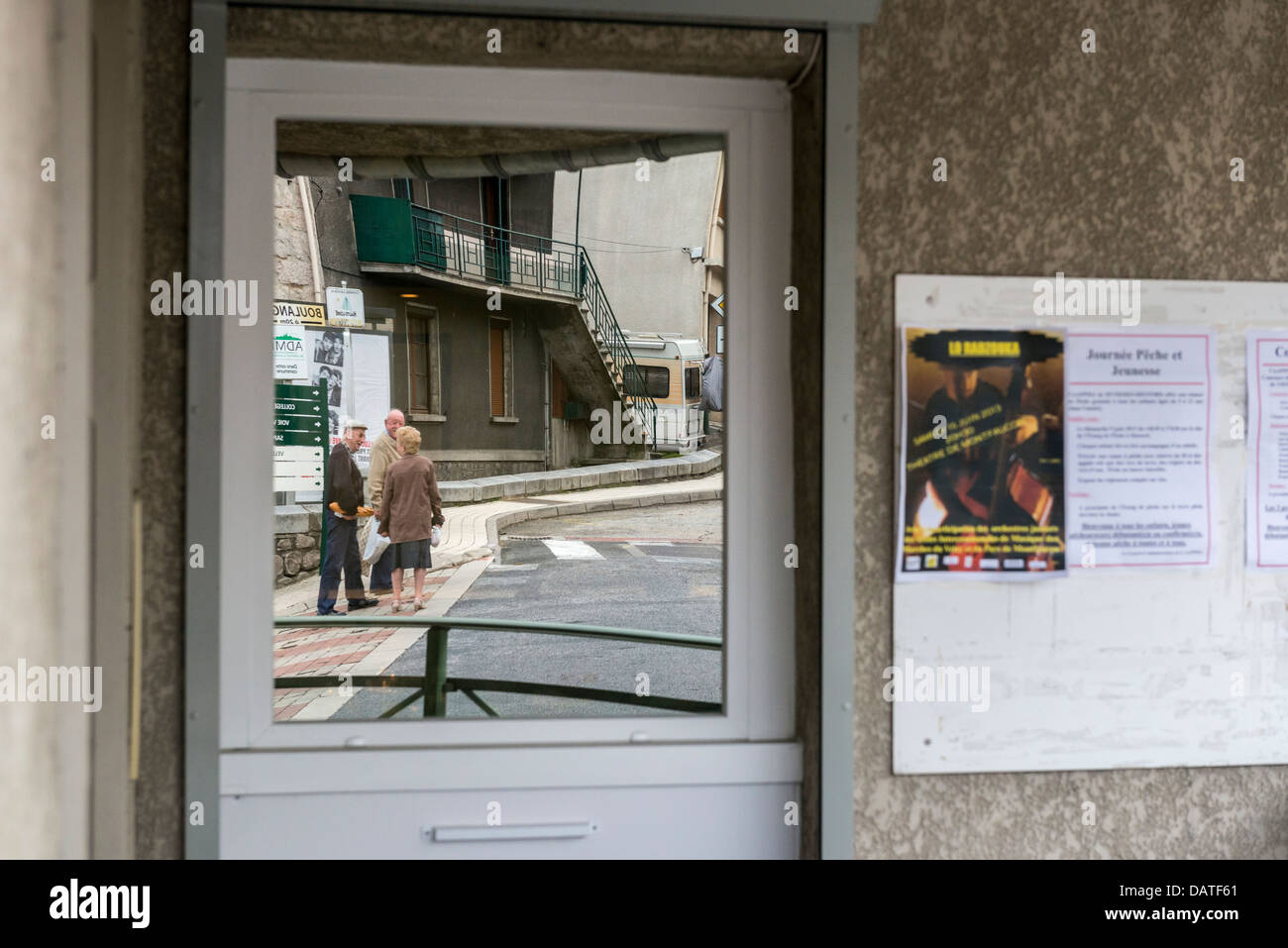 Un groupe de personnes âgées résidant dans le village de Chambon-sur-Lignon reflétée dans un miroir.. Haute-Loire. L'Auvergne. France Banque D'Images