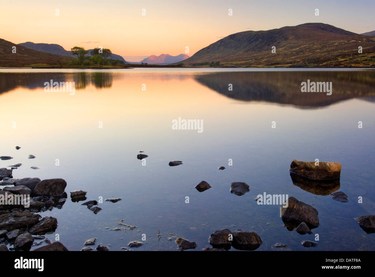 Loch Droma, Garve, Highlands, en Écosse. Le lever du soleil. Sur l'A835 route d'Inverness à Ullapool. Banque D'Images