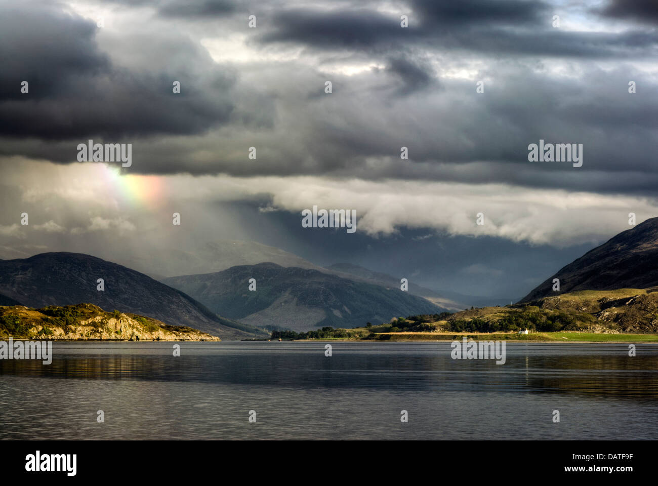 Les nuages de tempête avec arc-en-ciel sur le Loch Broom et les hautes terres d'Ullapool. Highlands, Ecosse Banque D'Images