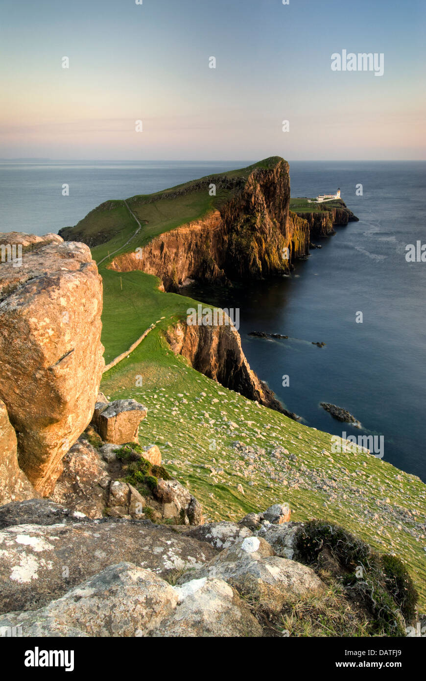 Neist Point, île de Skye, en Ecosse. Une longue exposition au coucher du soleil Banque D'Images