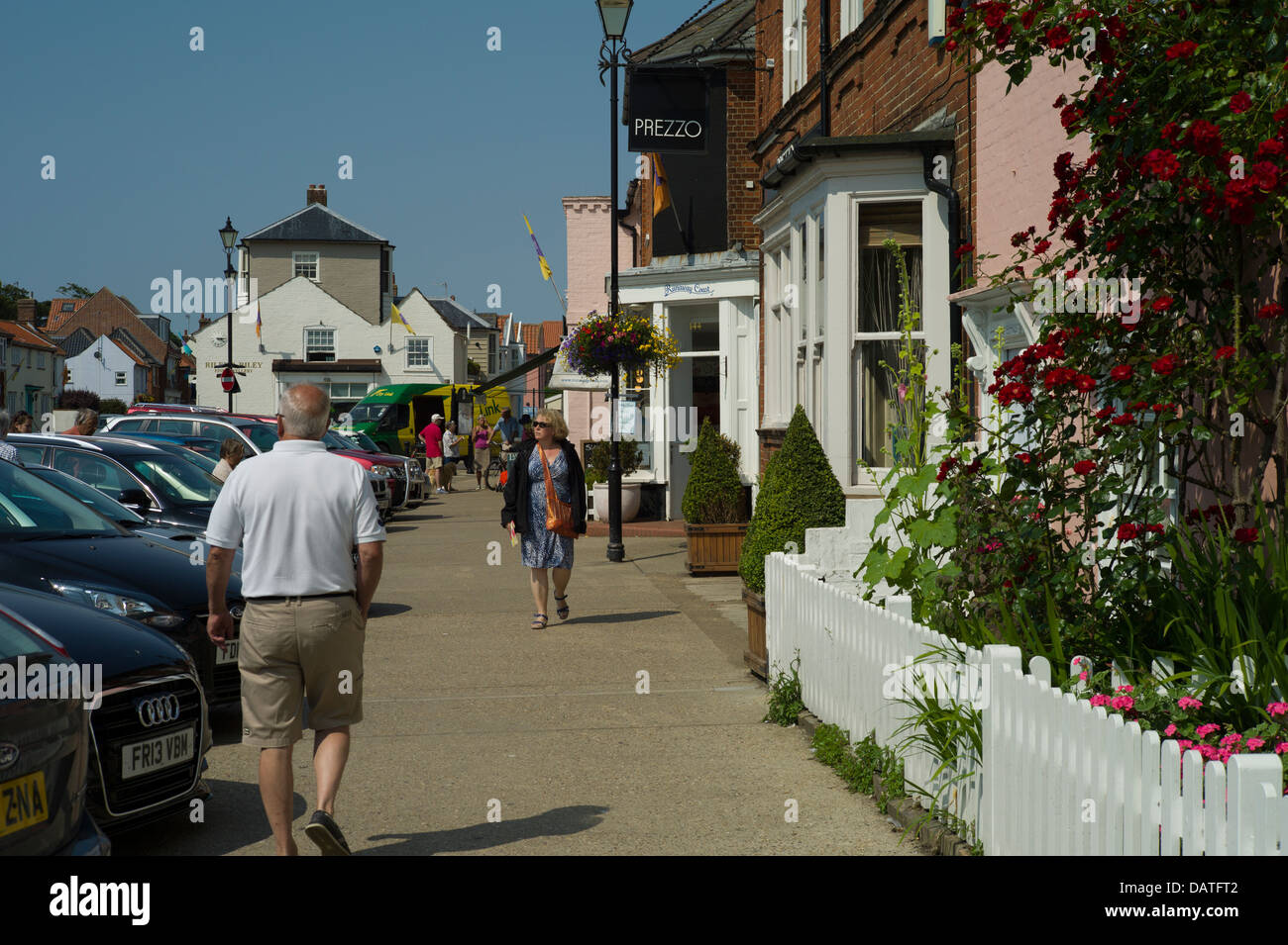 Aldeburgh, sur la côte du Suffolk attire les visiteurs de loin pour profiter de l'ancien charme anglais de cette belle ville côtière. Banque D'Images