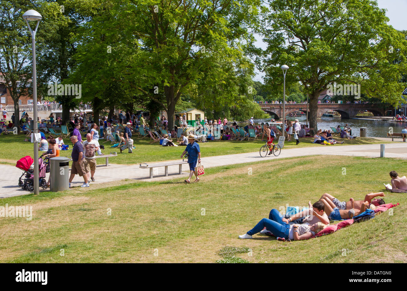 Les touristes bronzer à Stratford upon Avon Banque D'Images