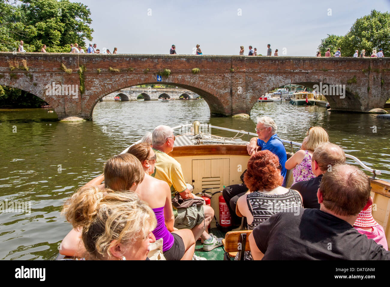 Les touristes appréciant un plaisir voyage en bateau sur la rivière Avon à Stratford Banque D'Images