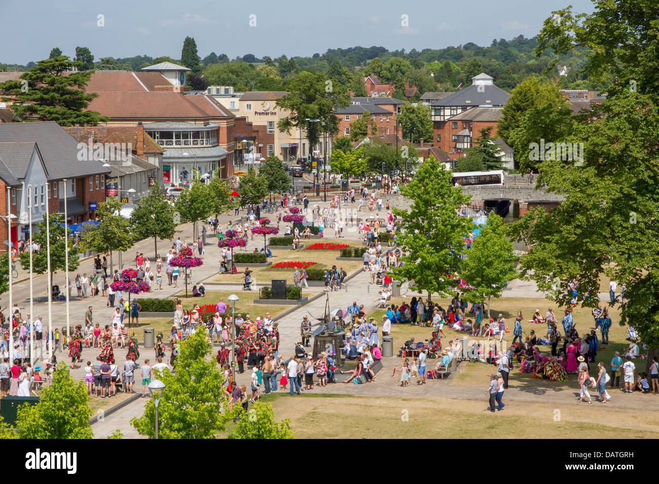 Les visiteurs profiter de la chaleur de l'été dans la région de Bancroft Gardens à Stratford upon Avon, Warwickshire. Banque D'Images