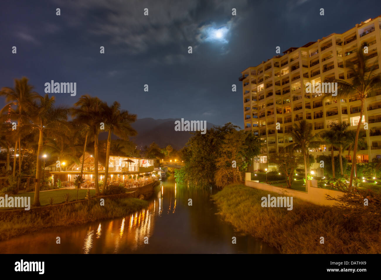 Nuit de lune donne un look de rêve à la rivière Cuale vu de la nouvelle promenade à Puerto Vallarta, Jalisco, Mexique. Banque D'Images
