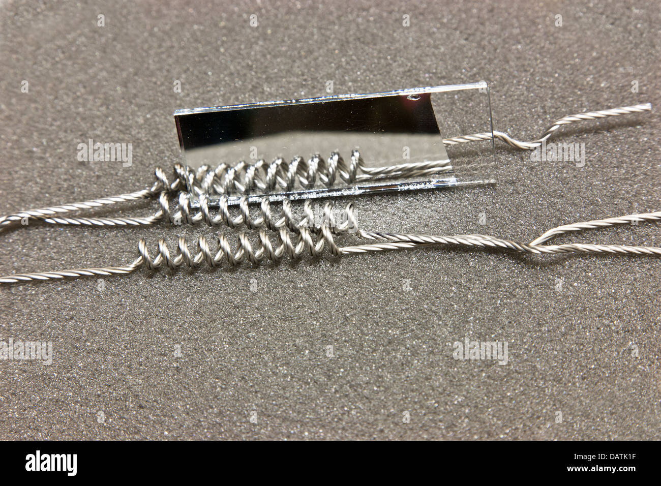Les électrodes al 99,9  % l'aluminium pur utilisé pour surface de miroir, miroir avec échantillon. Banque D'Images