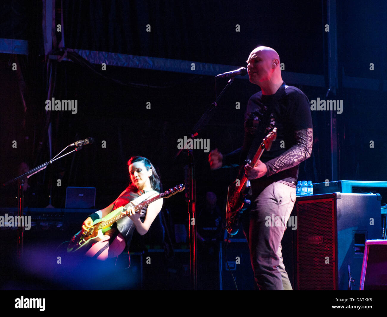 Porto, Portugal, 18 juillet, Meo Mares Vivas - Fête de la musique, d'Ope Palco, groupe américain Smashing Pumpkins, Billy Corgan, chanteur, joue de la guitare (à droite) et Nicole Fiorentino jouant de la basse (à gauche) Crédit : Daniel Amado/Alamy Live News Banque D'Images