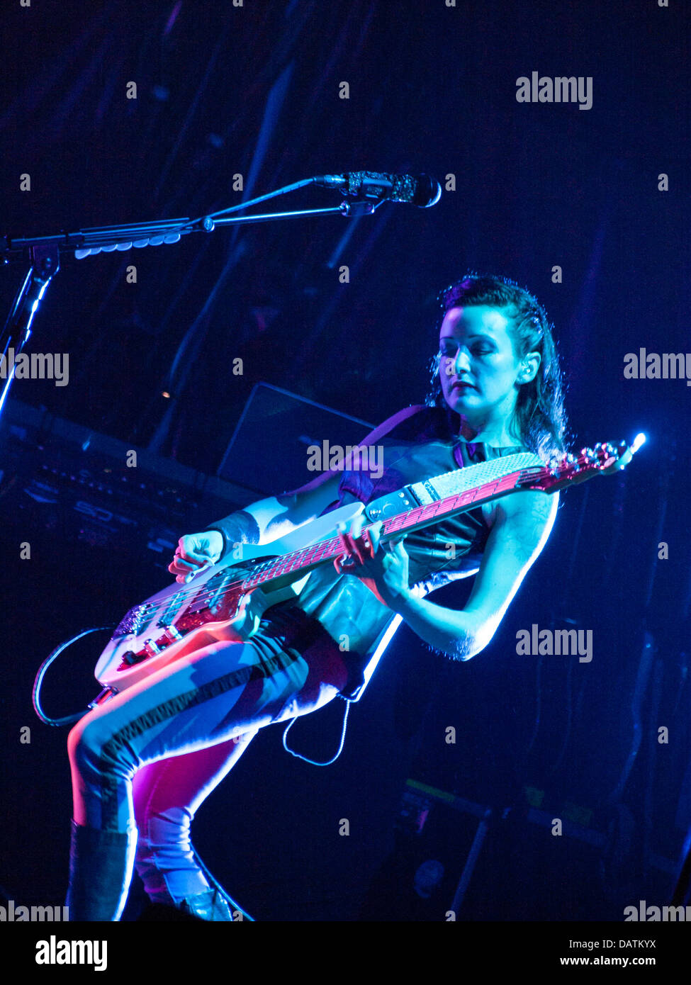 Porto, Portugal, 18 juillet, Meo Mares Vivas - Fête de la musique, d'Ope Palco, groupe américain les Smashing Pumpkins, Nicole Fiorentino jouant de la basse Crédit : Daniel Amado/Alamy Live News Banque D'Images