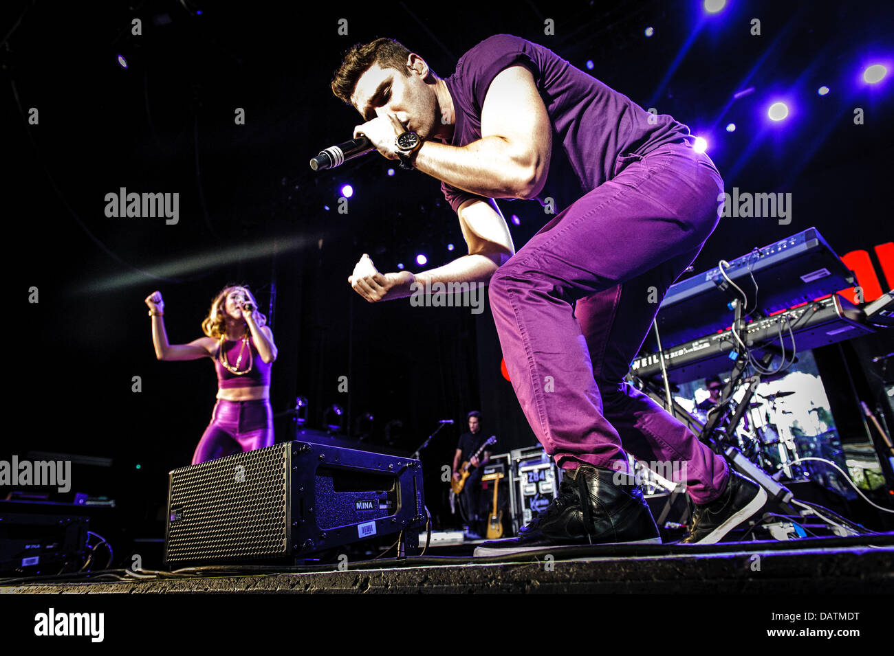 Toronto, Ontario, Canada. 18 juillet, 2013. AMY HEIDEMANN et LOUIS NICHOLAS 'NICK' NOONAN, membres du duo pop américain Karmin fonctionne à Amphithéâtre Molson Canadian, à Toronto. Crédit : Igor/Vidyashev ZUMAPRESS.com/Alamy Live News Banque D'Images