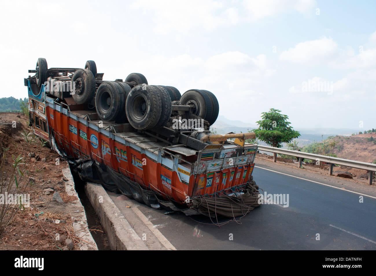 Un camion renversé chargèrent avec fournitures à Nasik Autoroute Mumbai sujettes aux accidents de la route en raison de mauvaises routes et de mauvaise conduite. Banque D'Images