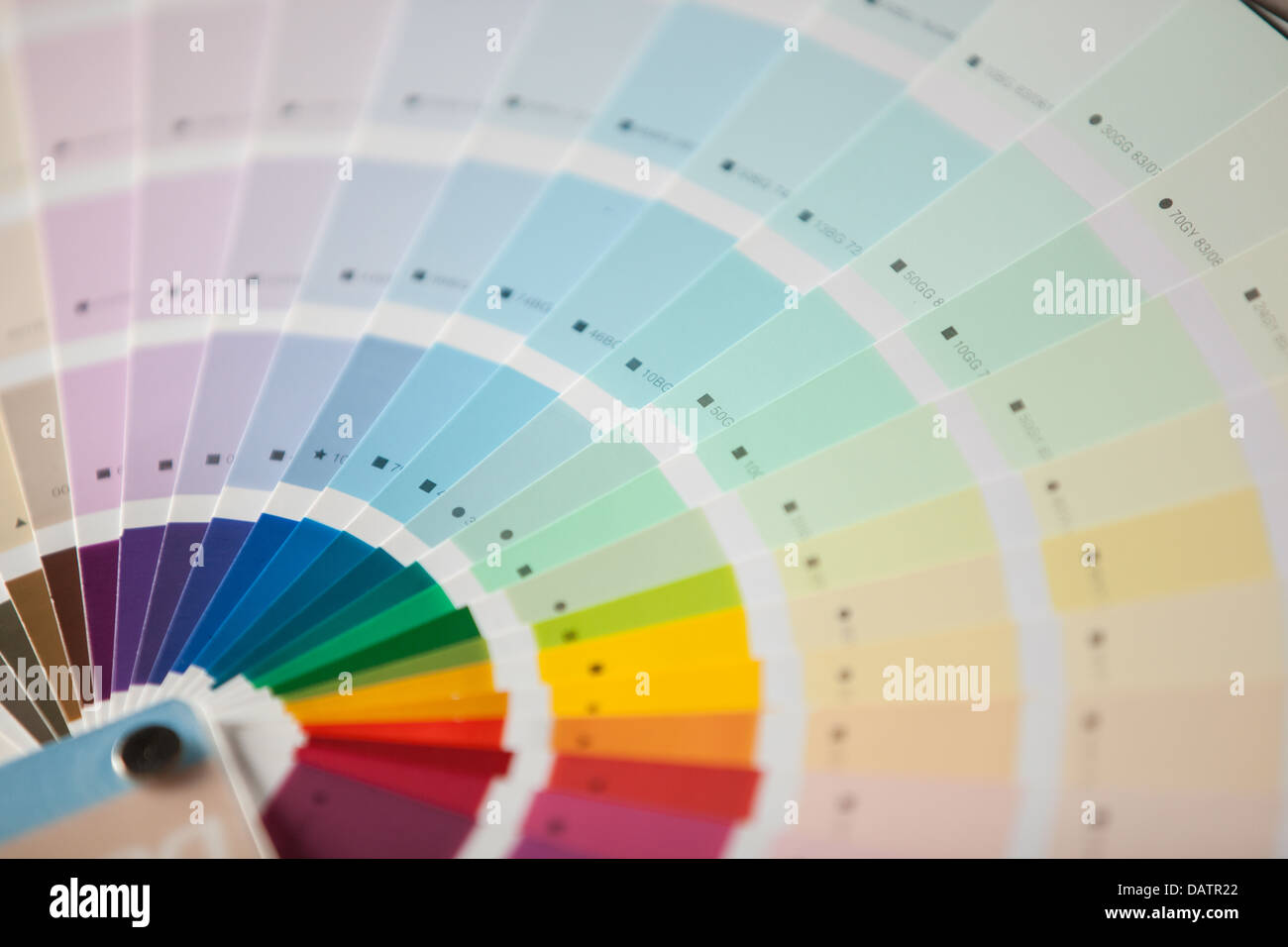 Couverts en blanc sur une carte de couleur arc-en-ciel Banque D'Images