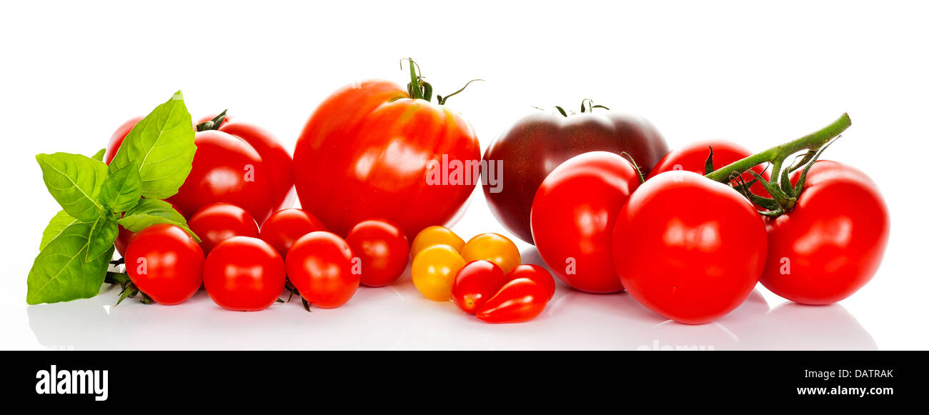 Les tomates au basilic isolé sur fond blanc Banque D'Images