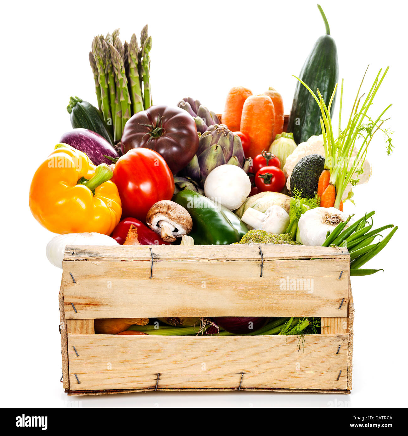 Assortiment de légumes frais dans une caisse Banque D'Images