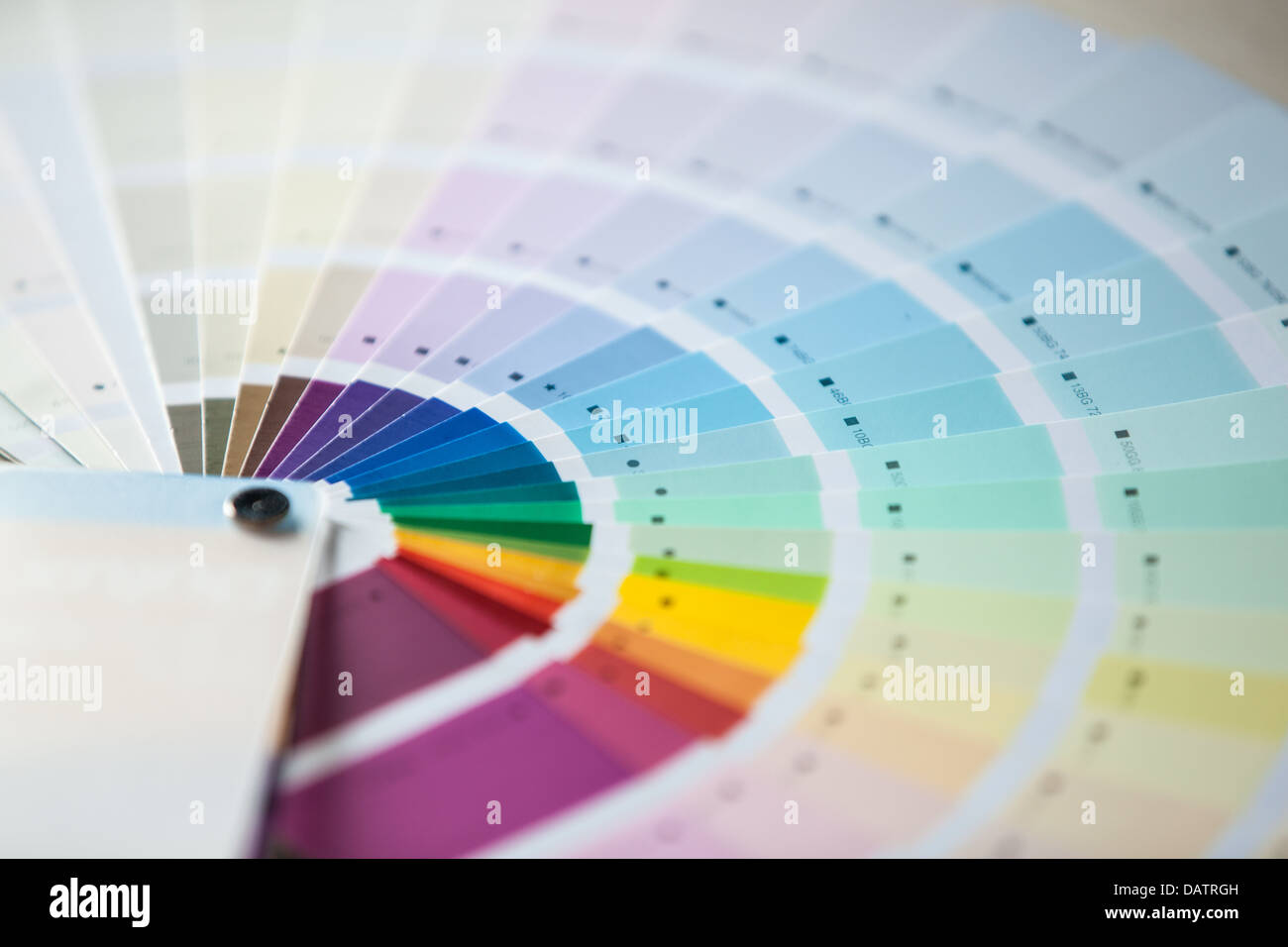 Couverts en blanc sur une carte de couleur arc-en-ciel Banque D'Images