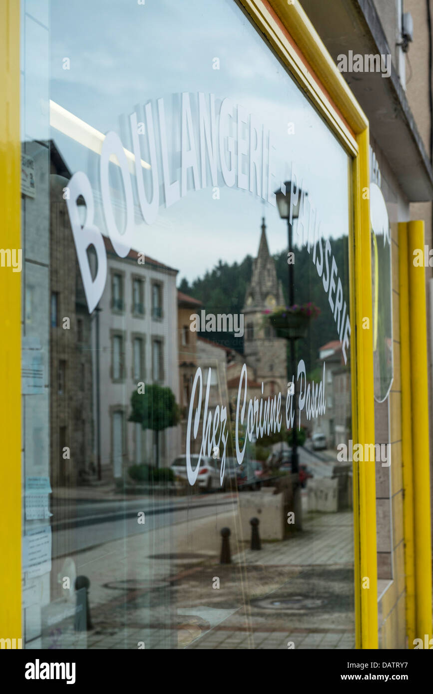 Chambon-sur-Lignon reflète dans une boulangerie. Haute-Loire. L'Auvergne. France Banque D'Images