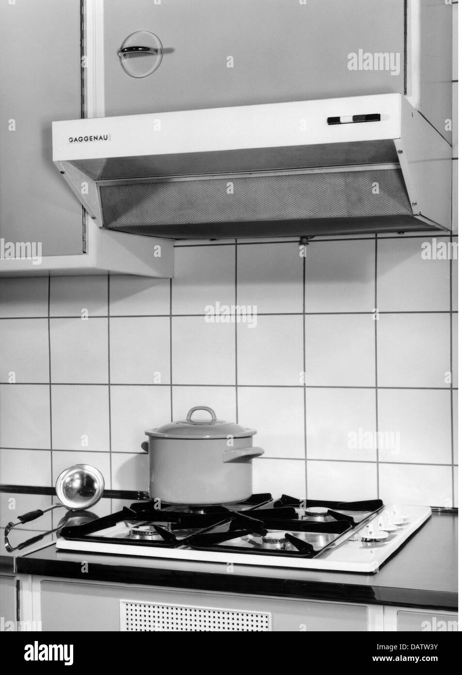 Maison, cuisine et ustensiles de cuisine, cuisinière, avec cuisinière à gaz  204 et ventilateur d'extraction 450, fabriqué par: Gaggenau, années 1960,  droits additionnels-Clearences-non disponible Photo Stock - Alamy