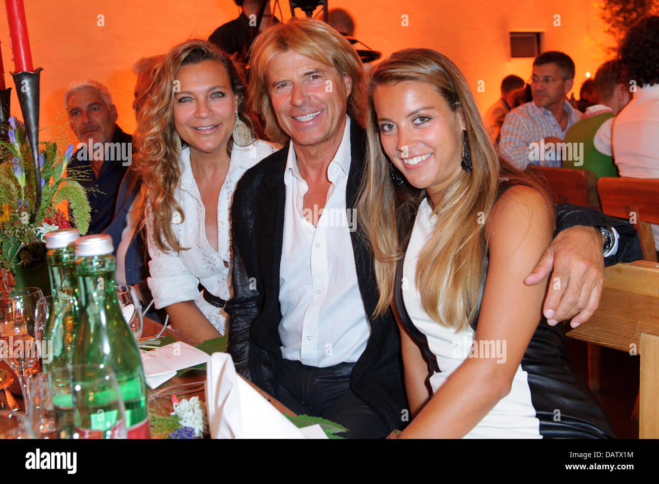 Aller, en Autriche. 18 juillet, 2013. Hansi Hinterseer avec sa femme Romana (L) et sa fille Jessica (r) sur 18.07.2013 à Stanglwirt en cours (Autriche) lors de la soirée "Hüttn' lors de la 'Camp Beckenbauer'. Photo : photo alliance / Robert Schlesinger : dpa Crédit photo alliance/Alamy Live News Banque D'Images