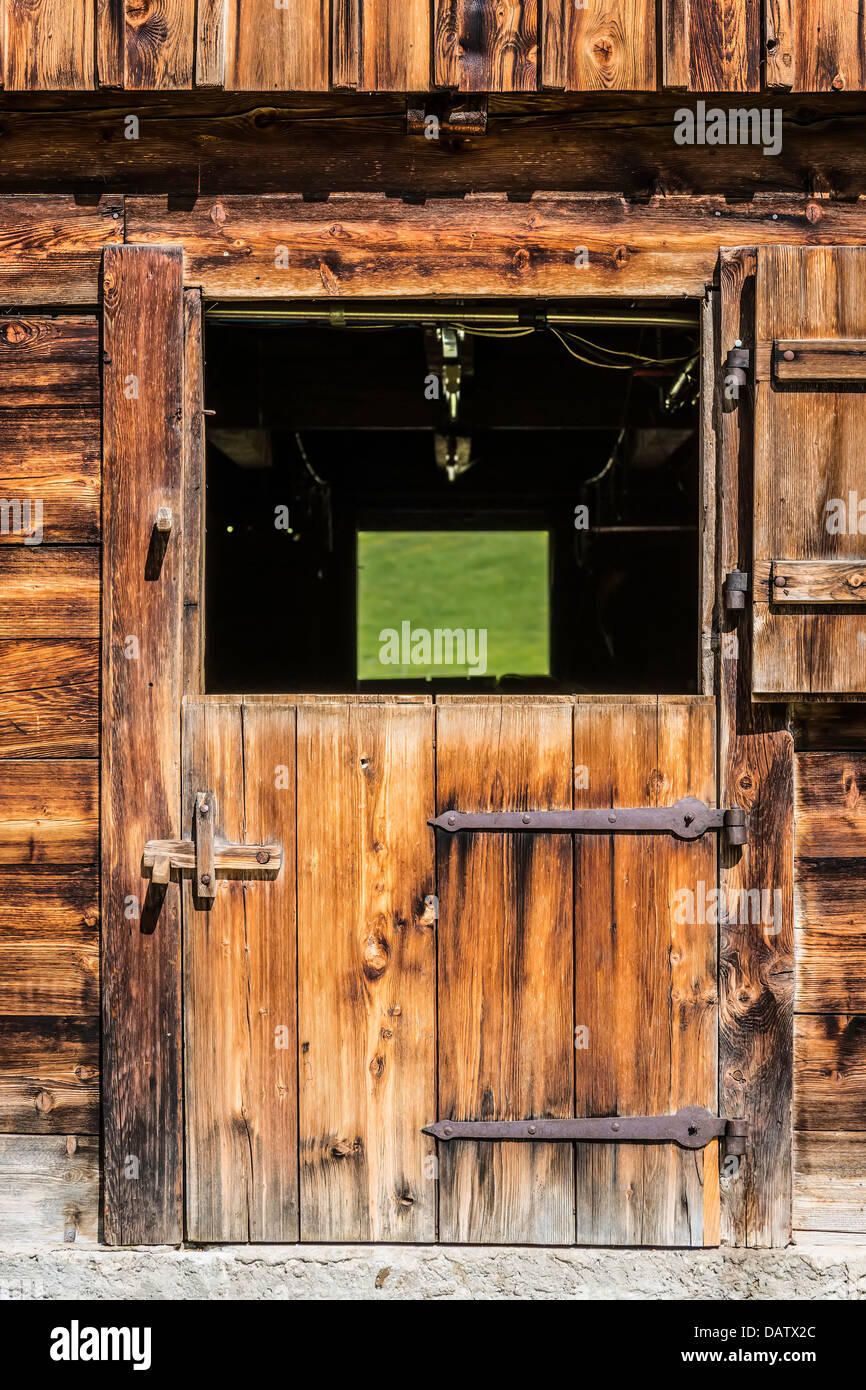 Photo d'une porte en bois d'un stable dans les Alpes Banque D'Images