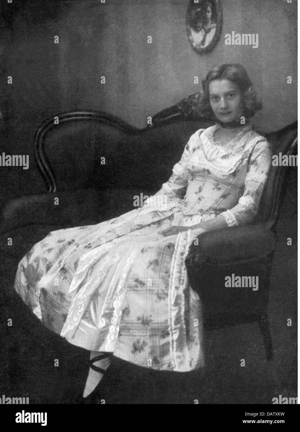 Orloff, Ida, 16.2.1889 - 9.4.1945, actrice allemande, pleine longueur, comme Lux dans la comédie de 'Die Jungfern von Bischofsberg' de Gerhart Hauptmann, vers 1905, Banque D'Images