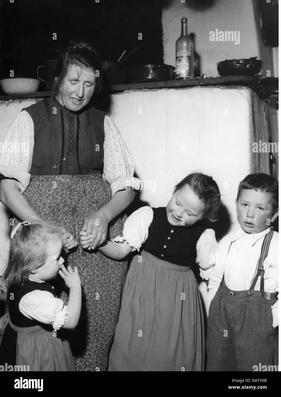 agriculture, agriculteurs de montagne, mère avec trois enfants en bas âge, années 1950, droits additionnels-Clearences-non disponible Banque D'Images