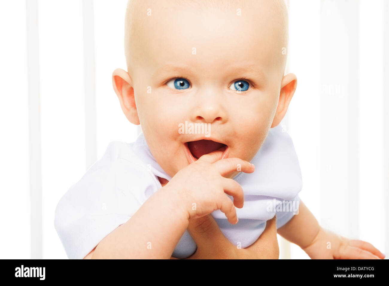 Petit Bebe Avec Ses Dents Des Demangeaisons De La Gencive Avec Un Doigt Photo Stock Alamy
