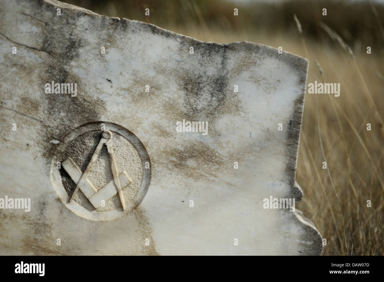 La rupture d'avec tombstone signe Franc-maçon de l'époque de la ruée vers le diamant près de Barkly West, Afrique du Sud. Banque D'Images