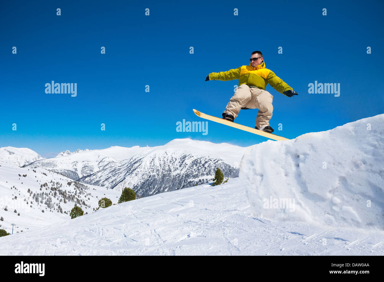 Beau mignon snowboard homme en l'air saut en ski park Banque D'Images