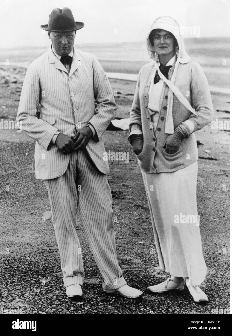 Churchill, Winston Spencer, 30.11.1874 - 24.1.1965, politicien britannique), avec femme Clementine sur la plage, années 1920, Banque D'Images