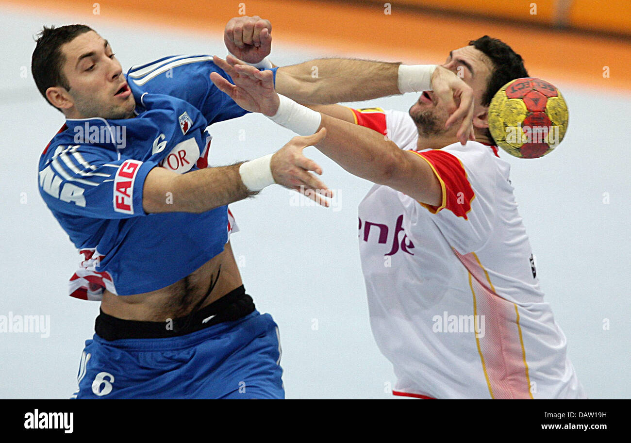 L'Croatias Blazenko Lackovic (L) convoite la la balle avec un joueur espagnol au cours de la Championnat du Monde de Handball 2007 plaçant tour l'Espagne contre la Croatie à Cologne, Allemagne, le jeudi 01 février 2007. Photo : Achim Scheidemann Banque D'Images