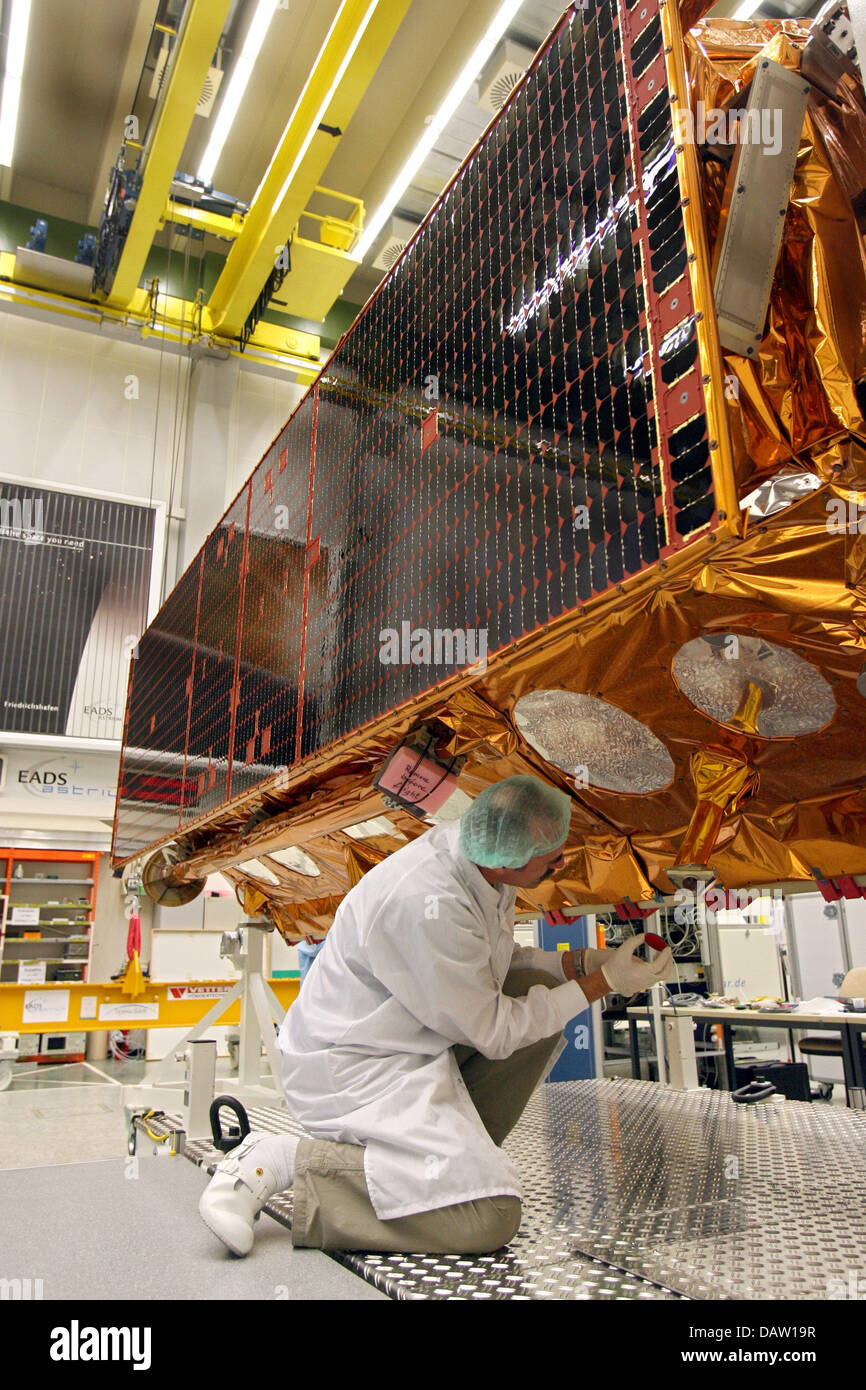 Un employé d'EADS Astrium GmbH complète derniers travaux sur le satellite TerraSar-X dans une salle blanche de l'entreprise à Immenstaad, Allemagne, vendredi 02 février 2007. Le satellite est d'envoyer les données d'observation de haute qualité de la terre pour des fins scientifiques et commerciales de ses 500 km orbite haute. Les mesures par satellite 5.2 m de longueur et dispose d'un rayon de 2,2 m. Le coût de la pro Banque D'Images