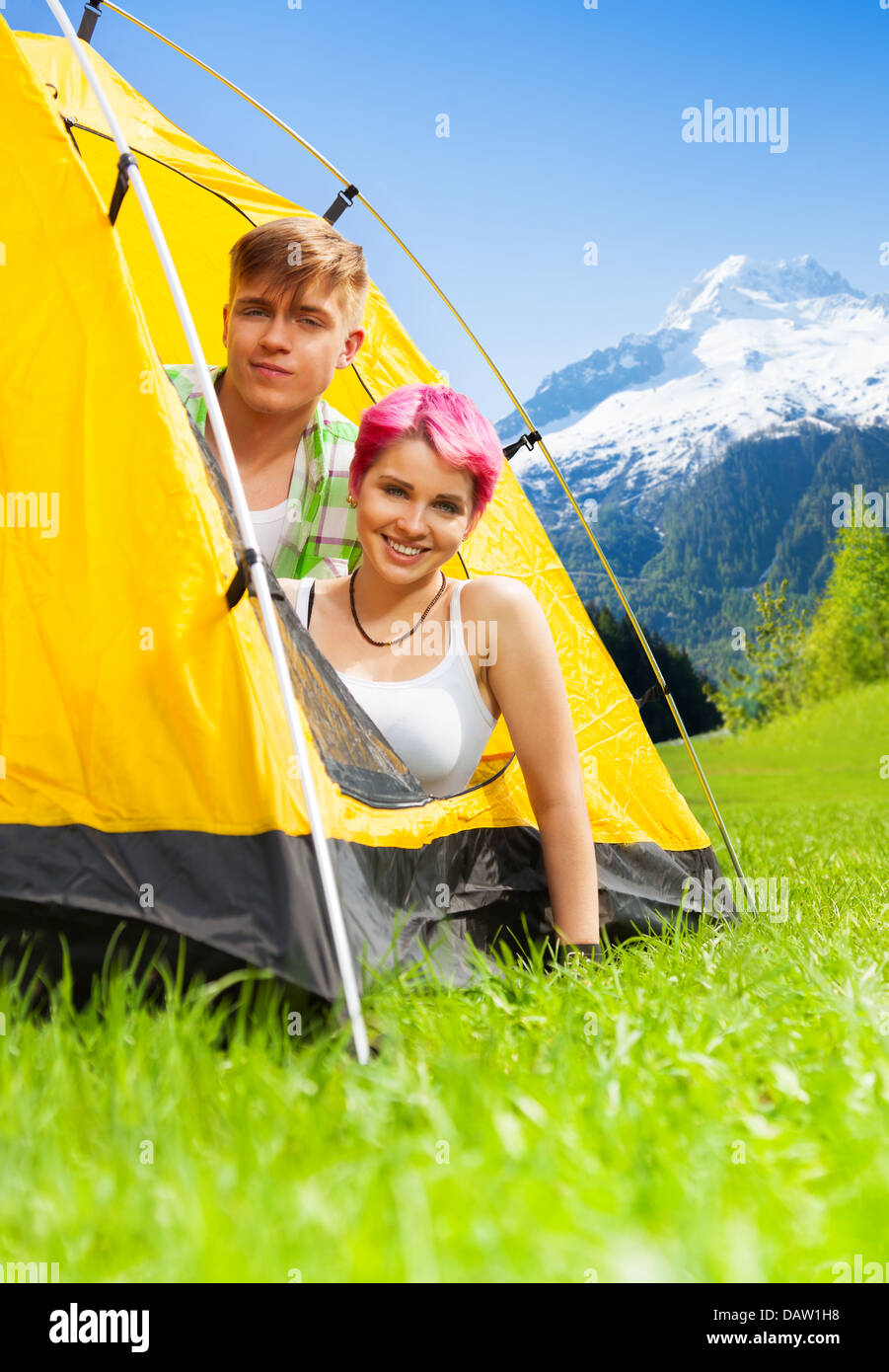 Young happy smiling couple assis dans une tente sur un terrain de montagne en Suisse Banque D'Images