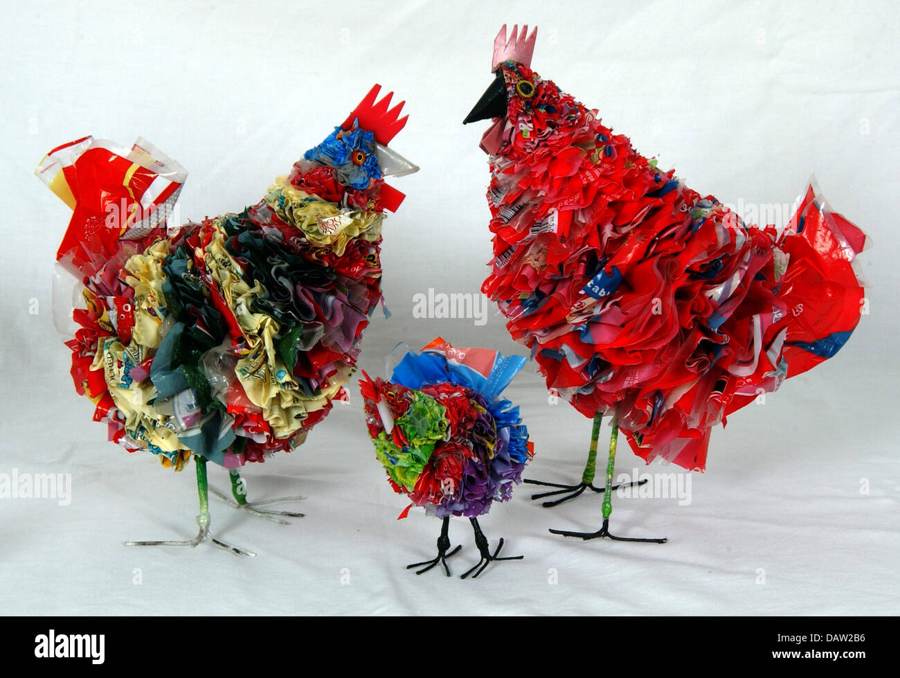 La photo montre des sculptures faites de poulet en plastique utilisé à la télévision de l'architecte Martina Zenker à Duesseldorf, Allemagne, vendredi, 2 février 2007. Les importations Zenker des oeuvres d'art faites de déchets à partir de l'Afrique comme un acheteur en vrac. Sa compagnie Afrique 'Mama' donne du travail à des centaines de femmes et de leurs familles en Afrique. Photo : Horst Ossinger Banque D'Images