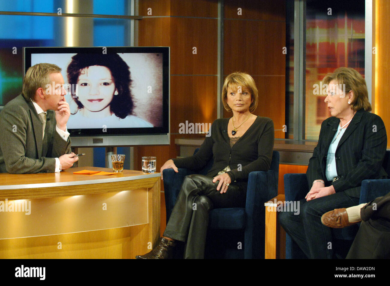 L'actrice allemande Uschi Glas (C) et Renate Janka (R), dont la fille (indiqué sur l'écran au centre) se trouve dans une cellule de la mort de l'Arizona depuis 20 ans, entretien avec Johannes B. Kerner à sa marque éponyme à la télévision à Hambourg, Allemagne, le mardi, 6 février 2007. Photo : Wolfgang Langenstrassen Banque D'Images