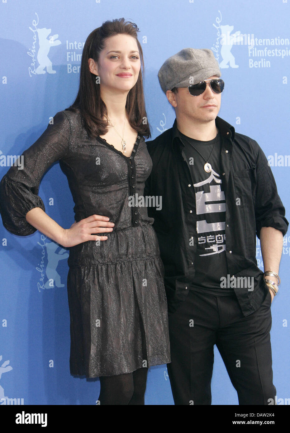Le réalisateur français Olivier Dahan (R) et l'actrice Marion Cotillard, qui joue de la chanteuse Edith Piaf, posent à une séance photo de la nouvelle Piaf-film 'La Vie en Rose' dans le cadre de la Berlinale à Berlin, Allemagne, le jeudi 08 février 2007. Au total, environ 400 films sont présentées à travers la 57e Berlinale, dont 22 en compétition pour l'Ours d'Or' award. Le festival w Banque D'Images