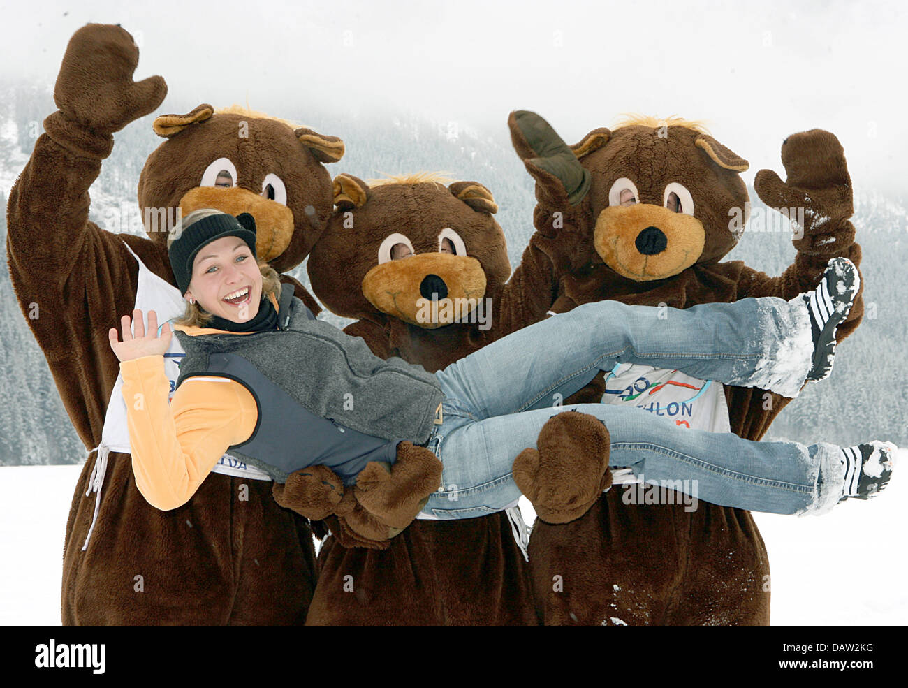 Et double champion du monde de biathlon Magdalena Neuner est représenté par 'Bumsi mascottes' à un photocall à l'écart des Championnats du monde de biathlon à Antholz-Anterselva, Italie, le jeudi, 08 février 2007. Photo : Martin Schutt Banque D'Images