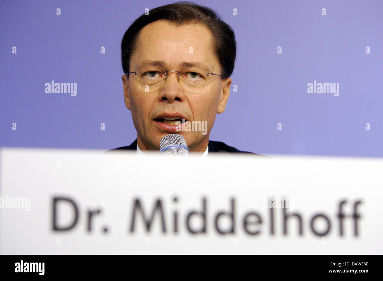 KarstadtQuelle chef Thomas Middelhoff est photographié au cours d'une conférence de presse à Essen, en Allemagne, lundi, 12 février 2007. Tour-opérateur allemand Thomas Cook prévoit adopter dans la rival MyTravel, les deux sociétés ont annoncé lundi. La société mère de Thomas Cook KarstadtQuelle, a déclaré que la nouvelle société serait connu sous le nom de Thomas Cook plc et serait cotée à la Bourse de Londres un Banque D'Images