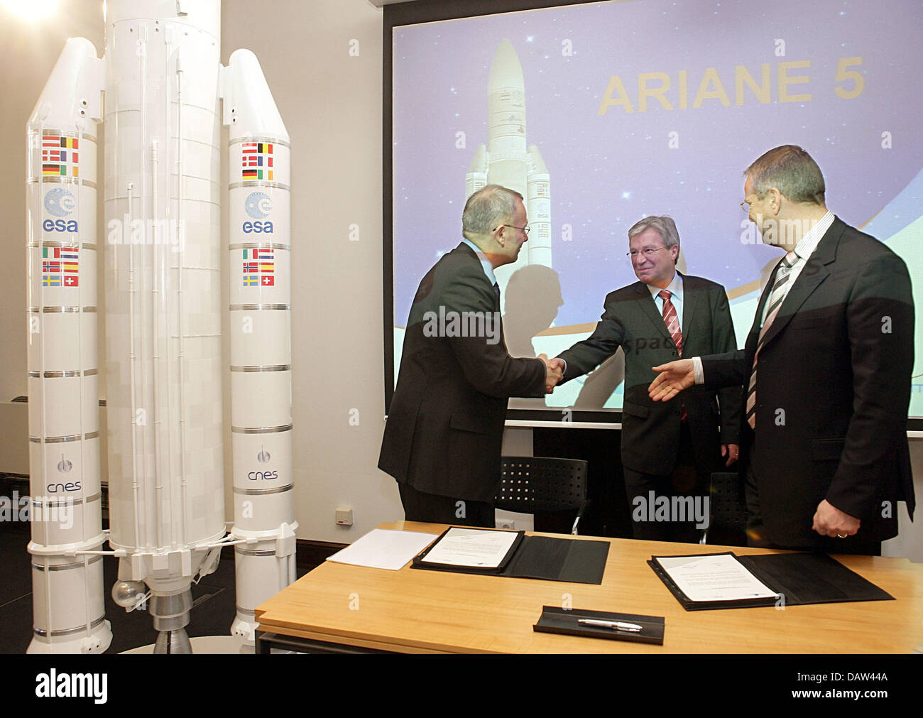 Le chef du gouvernement de Brême Jens Boehrnsen (C) et directeur général d'Arianespace Jean-Yves Le Gall (L) serrer la main à côté du président d'EADS Astrium-Space Evert Dudok de transport (R) à l'hôtel de ville de Brême, Allemagne, le jeudi 15 février 2007. La Brême EADS Astrium et Arianespace français a signé un contrat d'augmenter la production d'Ariane-5 des étages supérieurs de cinq à sept unités annua Banque D'Images